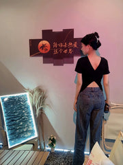 Spicy girl with irregular slit shoulder short sleeved T-shirt, women's short style, backless, small, beach photography, wearing top, summer