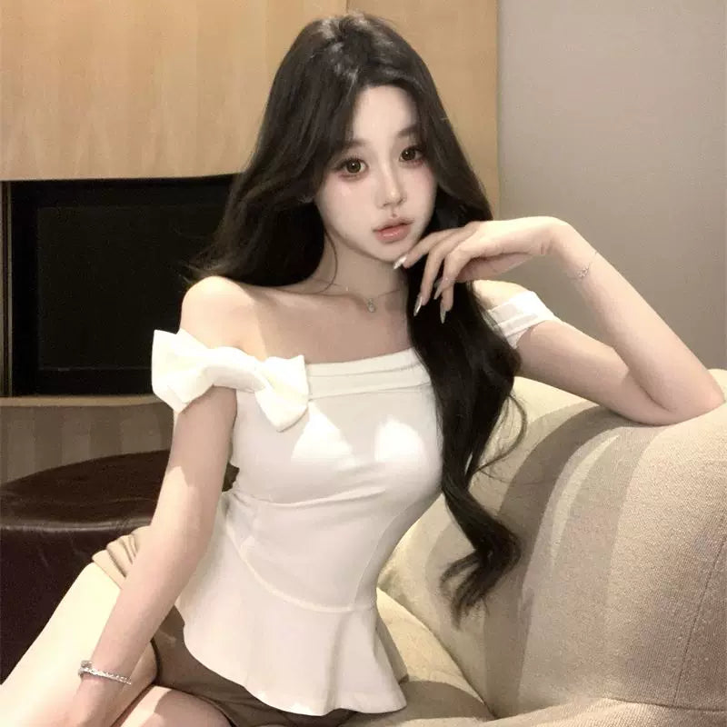 Design sense: One shoulder bow fashionable short sleeved T-shirt for women in summer, slim fit and slimming white short style spicy girl top