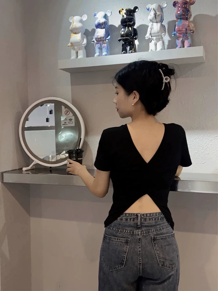 Spicy girl with irregular slit shoulder short sleeved T-shirt, women's short style, backless, small, beach photography, wearing top, summer
