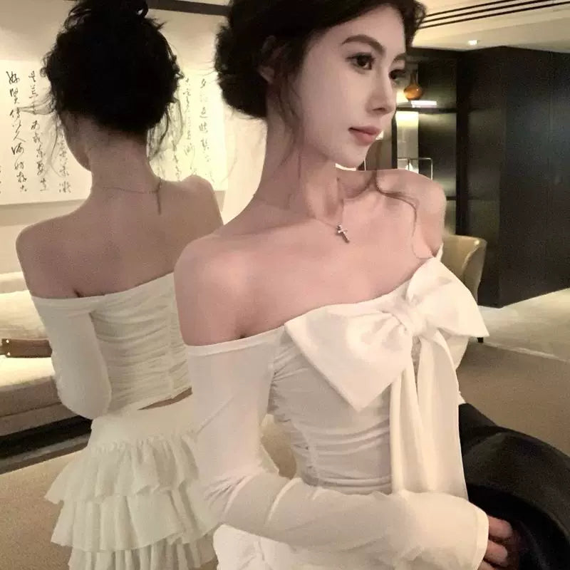 One shoulder white bow pure desire long sleeved T-shirt for women in spring and autumn, thin style, high-end feeling, slimming and spicy girls, pure cotton top
