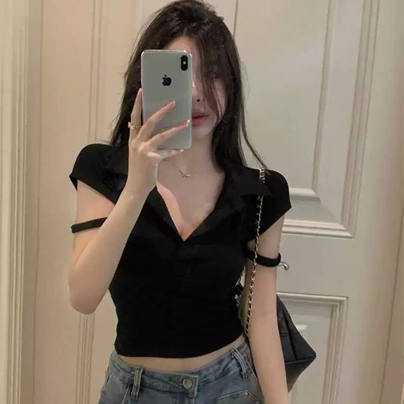 Internet celebrity female anchor livestreams on camera, wearing sexy and stylish clothes with a design sense of polo collar, sweet and spicy girl T-shirt, short top