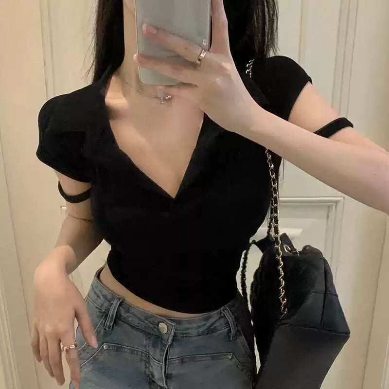 Internet celebrity female anchor livestreams on camera, wearing sexy and stylish clothes with a design sense of polo collar, sweet and spicy girl T-shirt, short top