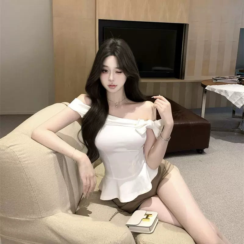 Design sense: One shoulder bow fashionable short sleeved T-shirt for women in summer, slim fit and slimming white short style spicy girl top
