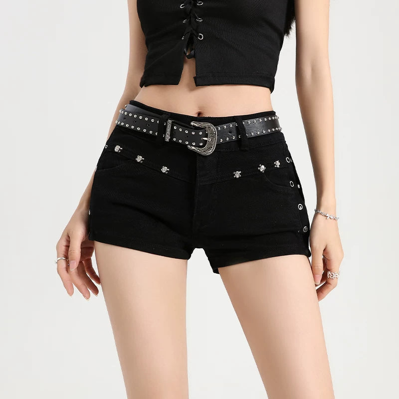 Black rivet denim shorts for women, 2026 spring new style, low waist, small stature, American tight fitting, hip hugging, A-line hot pants