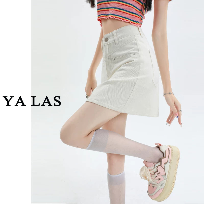 White denim short skirt for women 2025 new style, small height, high waist, lined with anti glare A-line skirt, wrapped buttocks, half body skirt