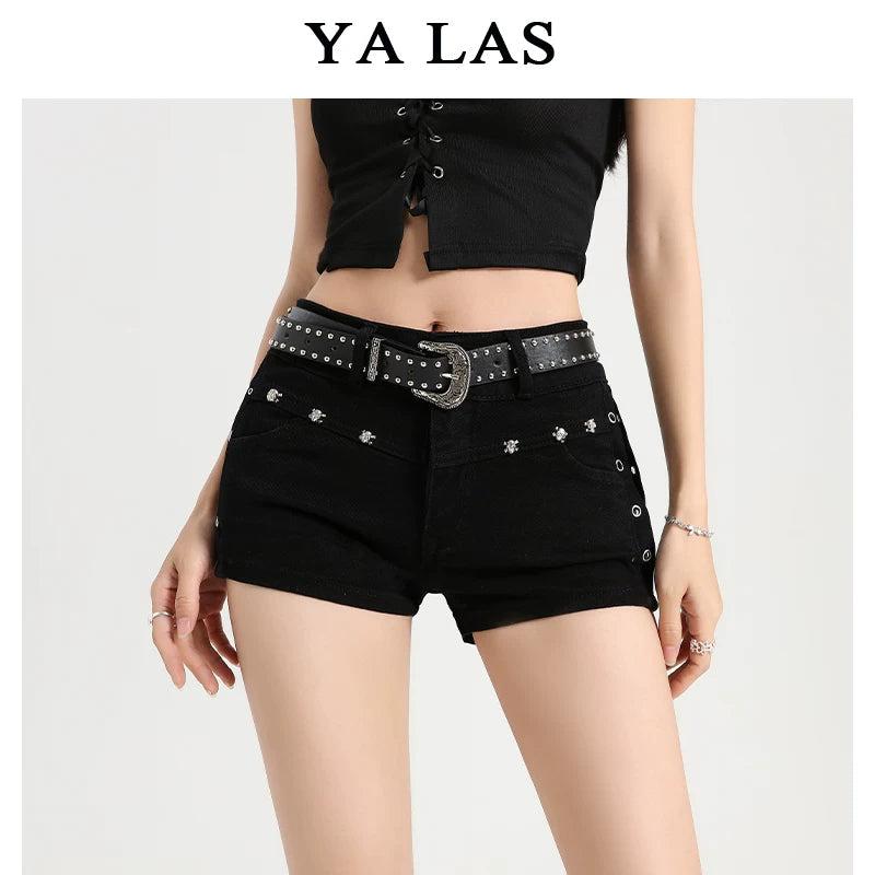 Black rivet denim shorts for women, 2026 spring new style, low waist, small stature, American tight fitting, hip hugging, A-line hot pants