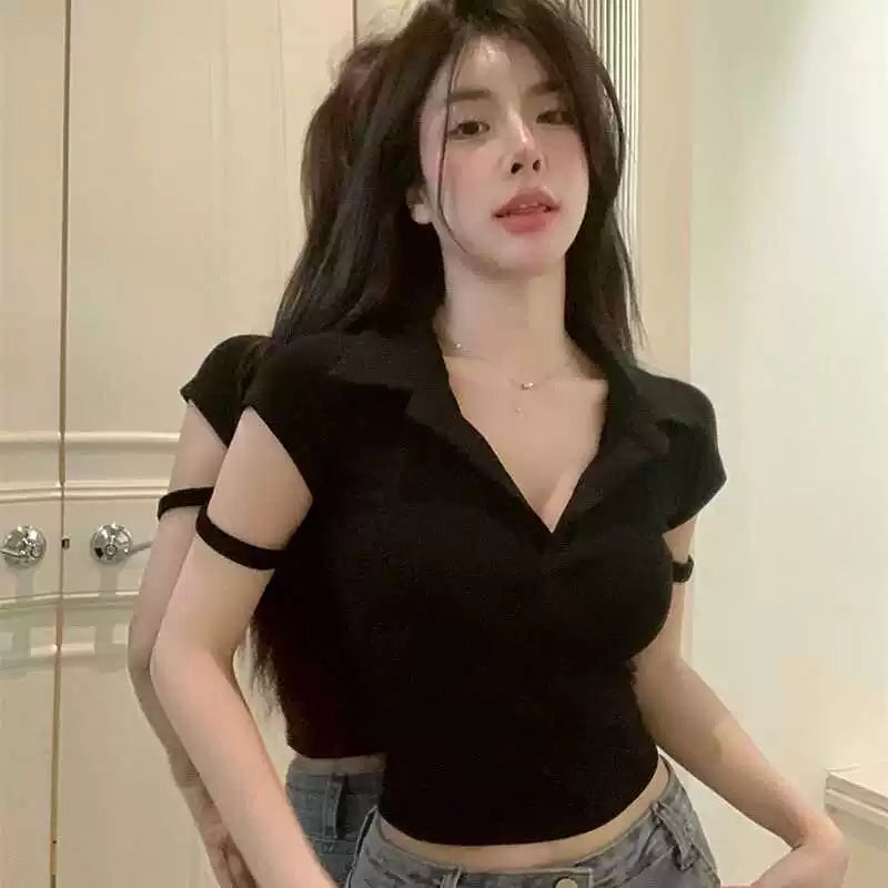 Internet celebrity female anchor livestreams on camera, wearing sexy and stylish clothes with a design sense of polo collar, sweet and spicy girl T-shirt, short top