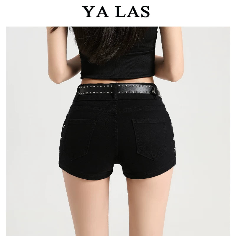 Black rivet denim shorts for women, 2026 spring new style, low waist, small stature, American tight fitting, hip hugging, A-line hot pants